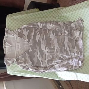 The sweatshirt project ladies camouflage hoodie 1X EUC, gray and white
